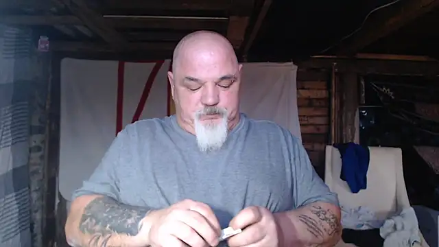 Newfiesausage1972 online show from February 2026 10:31:02 PM