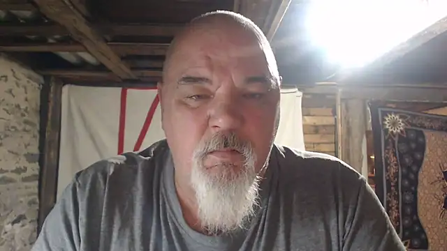 Newfiesausage1972 online show from April 2026 08:39:02 AM