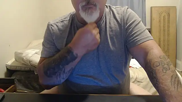 Newfiesausage1972 online show from September 2025 02:49:01 PM