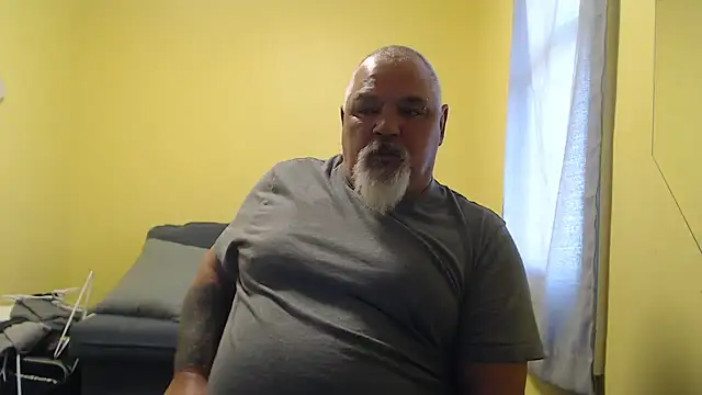 Newfiesausage1972 online show from November 2025 01:48:02 PM