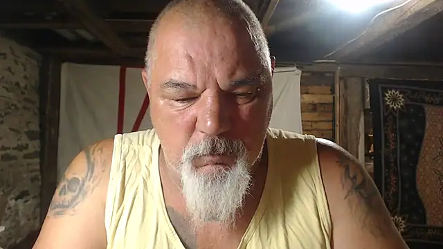 Newfiesausage1972 online show from June 2026 08:01:01 AM