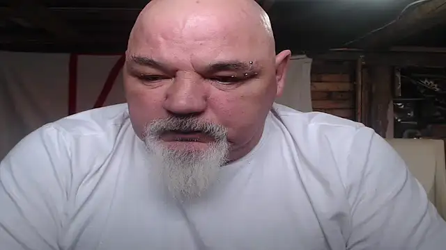 Newfiesausage1972 online show from February 2026 04:18:01 PM