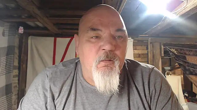 Newfiesausage1972 online show from February 2026 10:15:02 AM