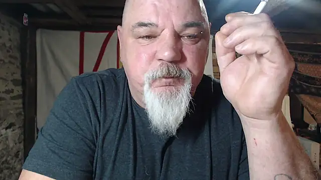 Newfiesausage1972 online show from March 2026 09:09:01 AM