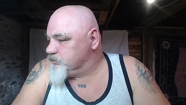 Newfiesausage1972 online show from March 2026 09:05:02 PM