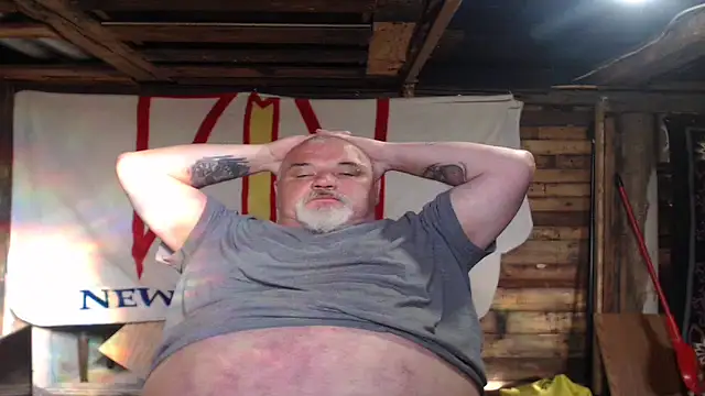 Newfiesausage1972 online show from May 2026 10:41:01 PM