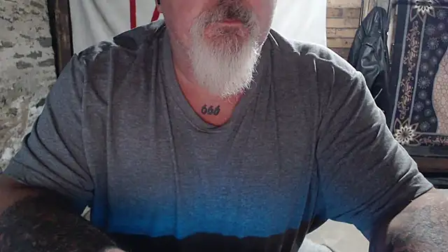 Newfiesausage1972 online show from November 2025 08:58:02 AM