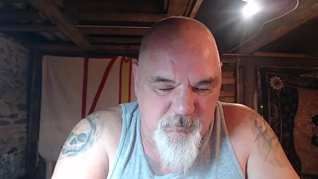 Newfiesausage1972 online show from April 2026 08:26:02 AM