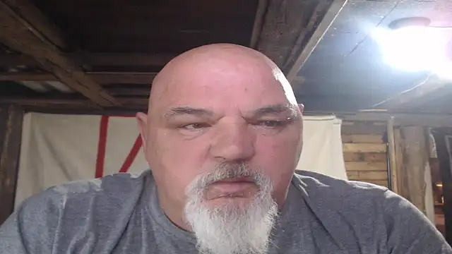 Newfiesausage1972 online show from April 2026 09:10:02 PM