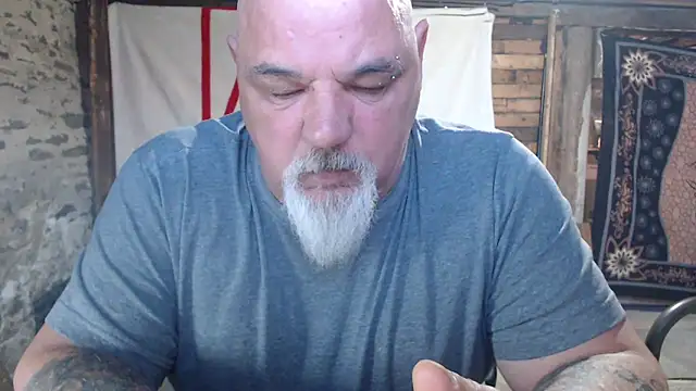 Newfiesausage1972 online show from May 2026 11:15:01 AM