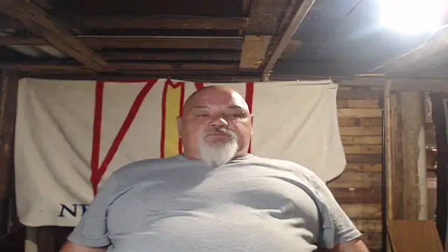 Newfiesausage1972 online show from May 2026 10:54:01 PM