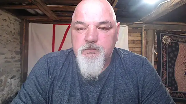 Newfiesausage1972 online show from April 2026 02:46:01 PM