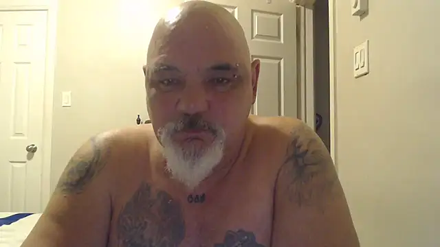 Newfiesausage1972 online show from March 2025 11:37:02 PM