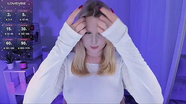 Snapshot of Honey_blonde chatting on June 2026 08:14:02 PM Honey blonde online show from June 2026 08:14:02 PM