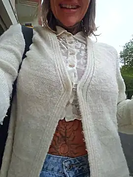 Snapshot of YourMommyBlair chatting on October 2025 07:22:02 AM YourMommyBlair online show from October 2025 07:22:02 AM