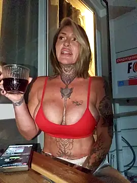 Snapshot of YourMommyBlair chatting on October 2025 04:17:02 PM YourMommyBlair online show from October 2025 04:17:02 PM