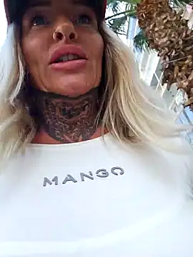 Snapshot of YourMommyBlair chatting on November 2025 11:03:02 AM YourMommyBlair online show from November 2025 11:03:02 AM