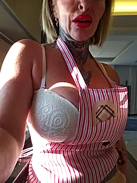 Snapshot of YourMommyBlair chatting on March 2025 06:35:01 AM YourMommyBlair online show from March 2025 06:35:01 AM