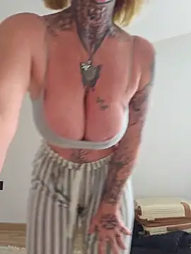 Snapshot of YourMommyBlair chatting on February 2025 08:06:02 AM YourMommyBlair online show from February 2025 08:06:02 AM