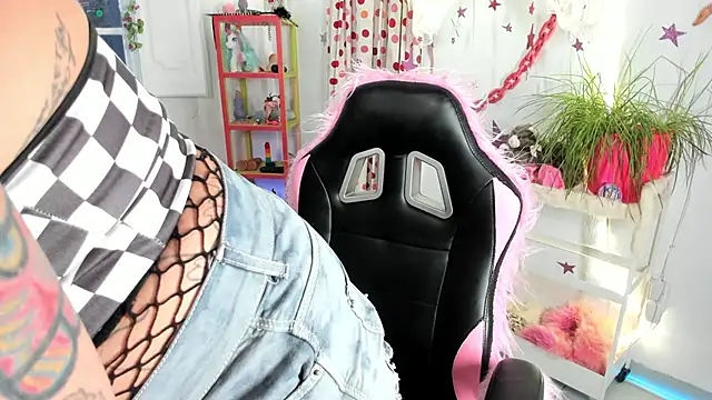 lady sontse  online show from April 2026 06:37:02 PM