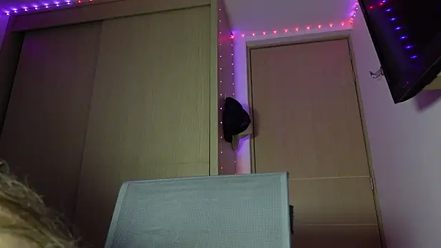 tinysofia  online show from October 2025 03:32:01 AM