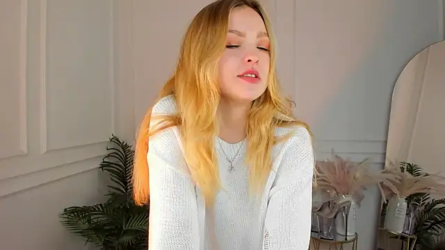 Snapshot of stay_with_alice chatting on November 2025 01:44:02 PM stay with alice online show from November 2025 01:44:02 PM