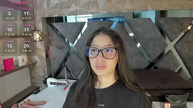 Venus velez  online show from April 2026 12:23:01 PM