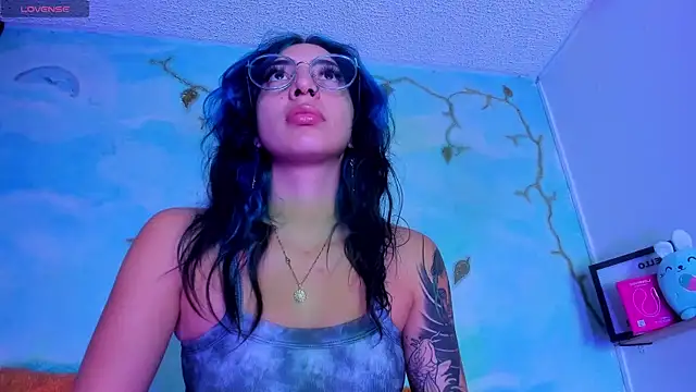 SaturnooStonee online show from April 2026 01:39:02 AM