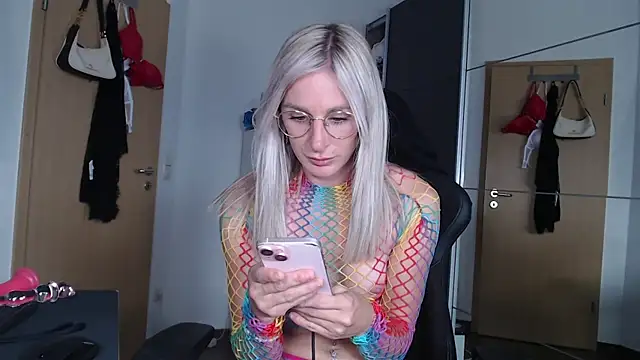 Liana Lou online show from September 2025 03:56:01 PM