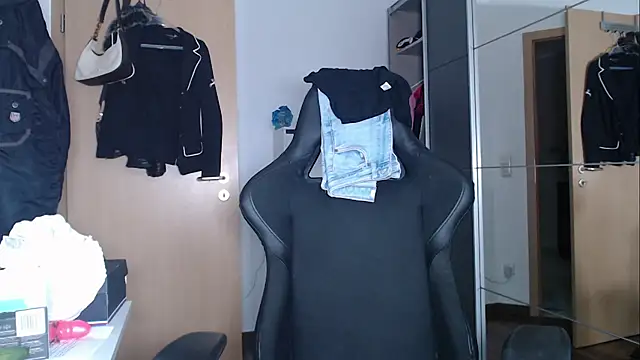 Liana Lou online show from September 2025 05:35:01 PM