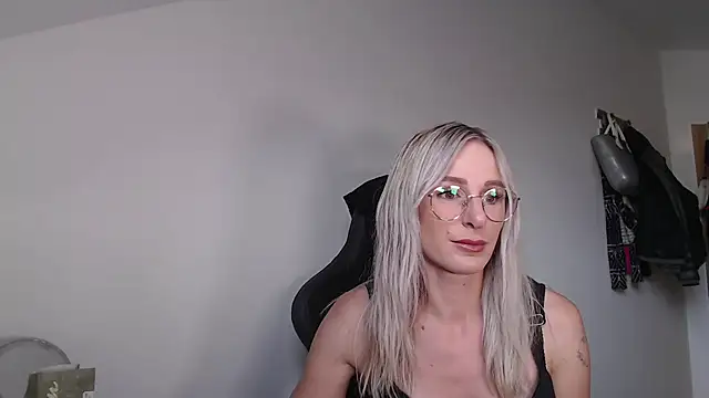 Liana Lou online show from September 2025 09:36:02 AM