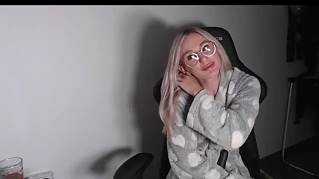 Liana Lou online show from November 2025 06:23:01 PM