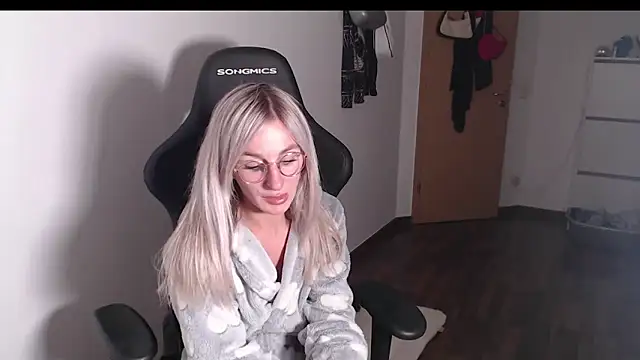 Liana Lou online show from November 2025 04:21:01 PM