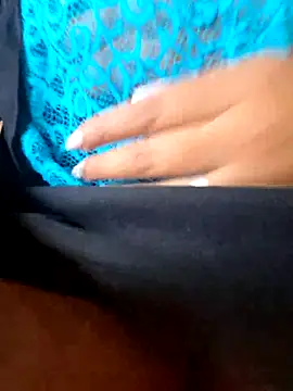 Bella keny online show from November 2025 01:04:01 PM