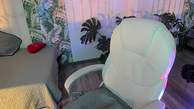 Snapshot of cute_hollywood chatting on December 2025 08:50:01 PM cute hollywood online show from December 2025 08:50:01 PM