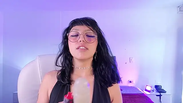 cute hollywood online show from April 2026 06:43:01 PM