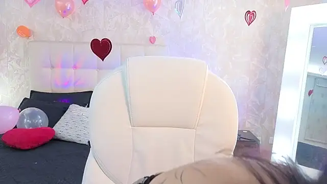 cute hollywood online show from February 2026 09:04:01 PM