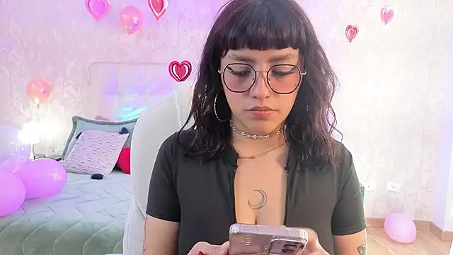 cute hollywood online show from February 2026 07:44:02 PM