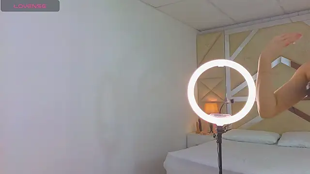 Tiphani walker  online show from November 2025 05:28:02 PM