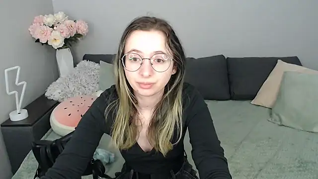 Mini Diva online show from September 2025 08:04:02 AM