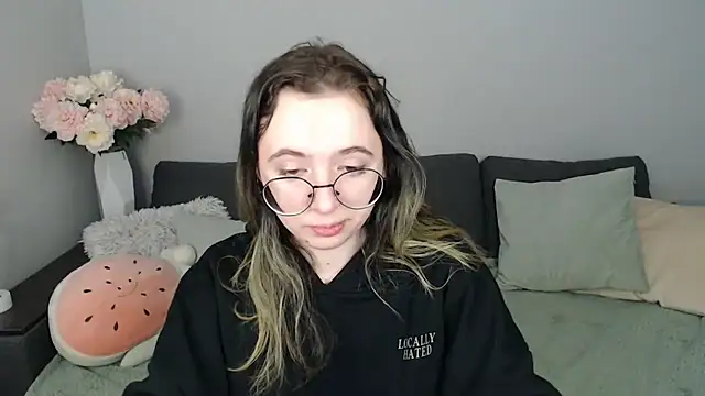 Mini Diva online show from October 2025 09:08:02 AM