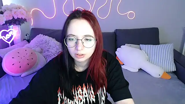 Snapshot of Mini_Diva chatting on June 2026 08:20:02 AM Mini Diva online show from June 2026 08:20:02 AM