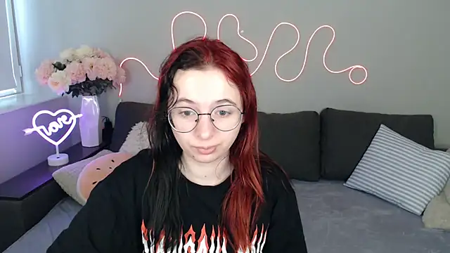 Mini Diva online show from November 2025 09:15:02 AM