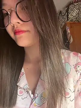 Krixxi22 online show from November 2025 02:33:01 PM