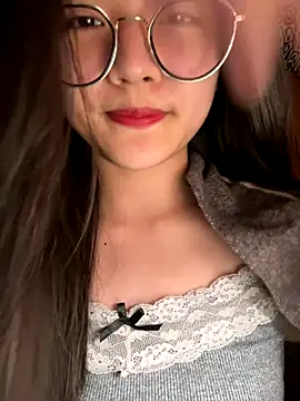 Krixxi22 online show from November 2025 04:44:02 PM