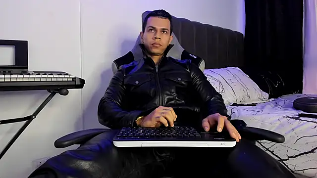 Snapshot of Aron_Dark chatting on February 2025 02:44:02 PM Aron Dark online show from February 2025 02:44:02 PM