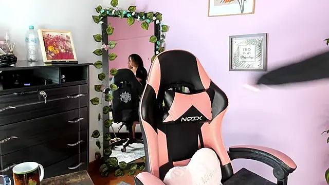 Kenia tompson01 online show from December 2025 11:15:02 PM