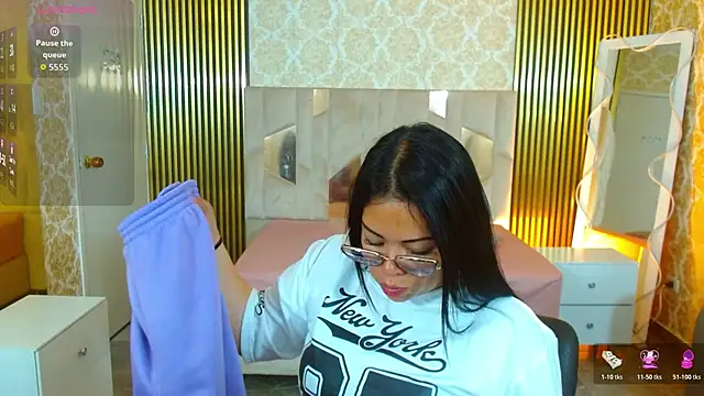 martinna tay online show from December 2025 03:18:01 AM