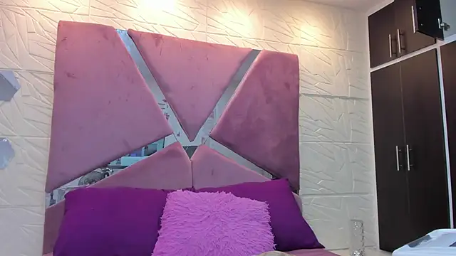 Charlotte Ice1 online show from November 2025 03:35:02 PM