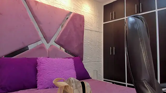 Charlotte Ice1 online show from November 2025 03:56:01 PM